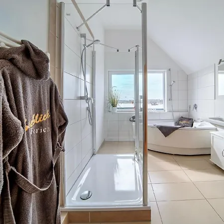 Tolle In Mit Whirlpool Und Seeblick Apartment